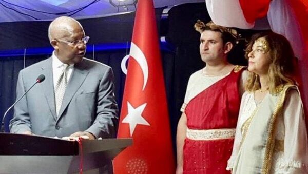 Uganda'daki 29 Ekim Cumhuriyet Bayramı resepsiyonunda, Türkiye'nin Kampala'daki Büyükelçisi Sedef Yavuzalp, Yunan mitolojik tanrılarının kıyafetini giydi. - Sputnik Türkiye