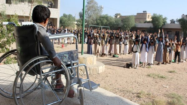 9 yaşındaki Muhammad Şadheli, 9 Ağustos okul otobüsü katliamından sağ kurtuldu, ama sakat kaldı. Şimdi bahçede beden eğitimi ya da sivi savunma tatbikatı yapan arkadaşlarını tekerlekli sandalyeden izliyor. - Sputnik Türkiye