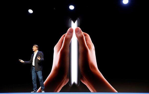 Samsung'un katlanabilir ekranlı telefonu - Sputnik Türkiye