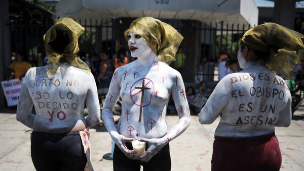 El Salvador'un başkenti San Salvador'da mahkeme binası önünde kürtaj yasağına protesto - Sputnik Türkiye