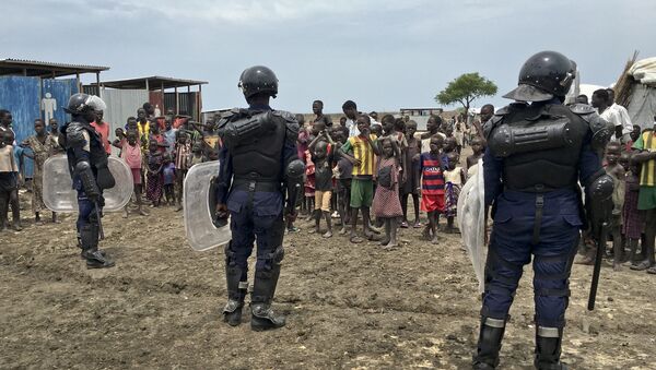 A crowd of displaced people look on as members of the U.N. multi-national police contingent provide security during a visit of UNCHR High Commissioner Filippo Grandi to South Sudan's largest camp for the internally-displaced, in Bentiu, South Sudan Sunday, June 18, 2017 - Sputnik Türkiye