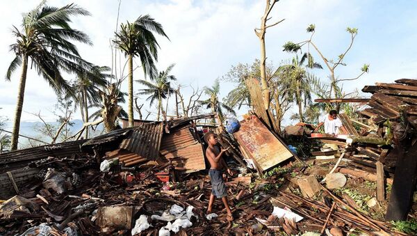 5. kategoriden Pam Kasırgası'nın vurduğu Vanuatu'nun başkenti Port Vila'da bir çocuk evinin yıkıntılar arasında top oynarken - Sputnik Türkiye