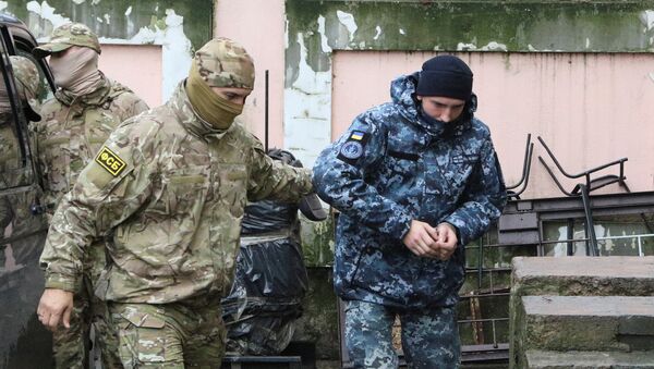 Kerç Boğazı'nda gözaltına alınan Ukrayna deniz kuvvetleri askerleri,  FSB görevlilerinin nezaretinde Simferopol'de mahkemeye çıkarıldı. - Sputnik Türkiye