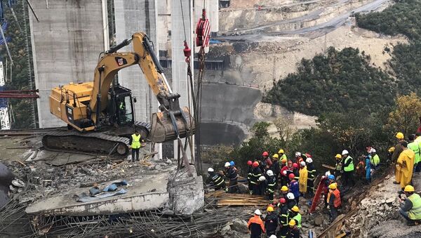 Kocaeli'nin Gebze ilçesindeki Kuzey Marmara Otoyolu inşaatında, viyadük yapımı sırasında beton blok çöktü.  - Sputnik Türkiye