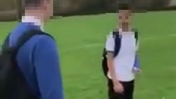 İngiltere'de Suriyeli mülteci çocuğa ırkçı saldırı: Boğazını sıkıp su döktüler! - Sputnik Türkiye