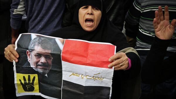 Mısır'da devrik Müslüman Kardeşler iktidarının hapisteki lideri Mursi'nin posteriyle bir kadın - Sputnik Türkiye