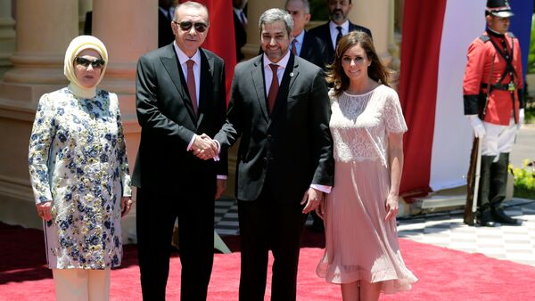 Emine Erdoğan, Tayyip Erdoğan, Paraguay Devlet Başkanı Mario Abdo Benitez, eşi Silvana Abdo Asuncion'daki başkanlık sarayında - Sputnik Türkiye