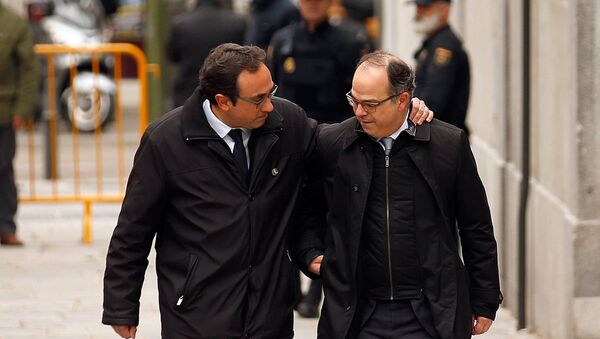 Josep Rull (solda) ile Jordi Turull, İspanya Anayasa Mahkemesi önünde - Sputnik Türkiye