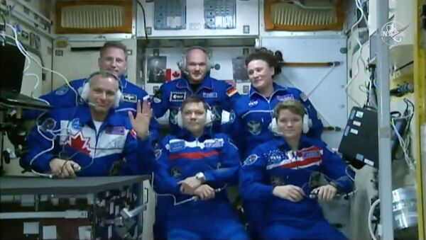 ABD'li astronot Anne McClain, Kanadalı David Saint-Jacques ve Rus kozmonot Oleg Konenenko'dan oluşan astronot ekibini taşıyan Rus yapımı Suyoz mekiği Uluslararası Uzay İstasyonu'na (ISS) ulaştı. - Sputnik Türkiye