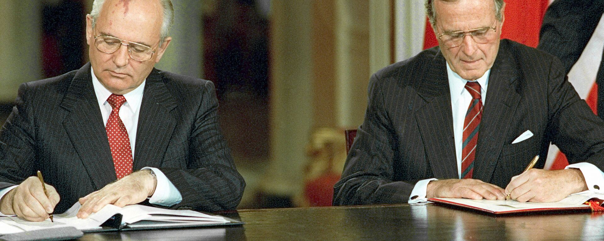  Sovyetler Birliği'nin son lideri Mihail Gorbaçov ve ABD'nin 41. Başkanı George H. W. Bush - Sputnik Türkiye, 1920, 20.05.2022