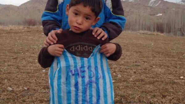 Murtaza Ahmad isimli Afgan çocuk ağabeyinin yaptığı maylon torbadan Messi formasıyla - Sputnik Türkiye