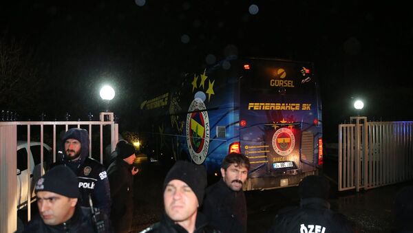 Akhisar-Fenerbahçe karşılaşmasında 3-0 mağlubiyet alan Fenerbahçe kafilesi takım otobüsüyle İstanbul'a geldi. - Sputnik Türkiye