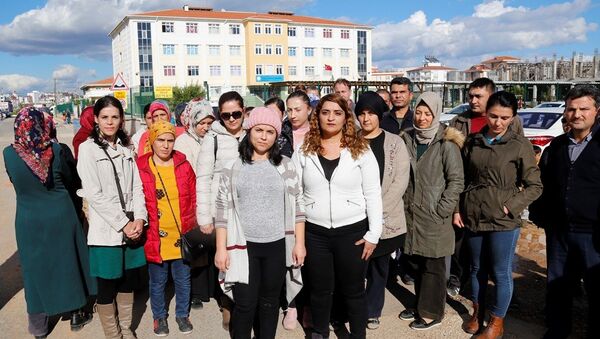 Tokat attığı iddia edilen öğretmene destek veren veliler - Sputnik Türkiye