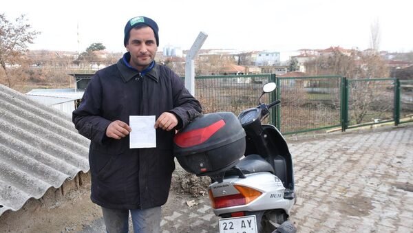 'Emniyet kemeri' cezası alan motosiklet sürücüsü  Vural Yavaş - Sputnik Türkiye