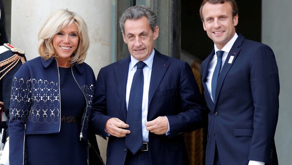 Brigitte-Emmanuel Macron çifti, 2024 Yaz Olimpiyatı'nı Paris'in kazanması kutlamaları vesilesiyle Eylül 2017'de Nicolas Sarkozy'yi (ortada) Elysee'de ağırlarken - Sputnik Türkiye