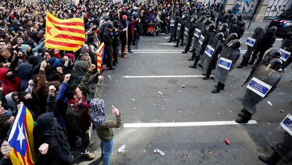 Katalonya'da merkezi hükümet karşıtı gösterilerde 77 yaralı, 12 gözaltı var - Sputnik Türkiye