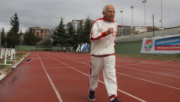 Türkiye'nin en yaşlı lisanslı atleti Erdoğan Dulda, hayatını kaybetti - Sputnik Türkiye