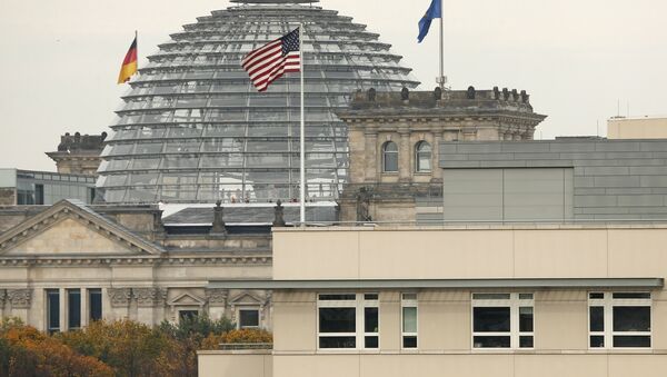 American flag flies on top of the U.S. embassy in front of the Reichstag building that houses the German Parliament, Bundestag, in Berlin, Germany (File) - Sputnik Türkiye