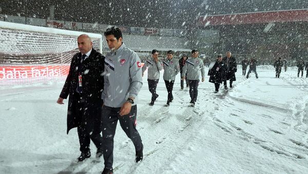 Boluspor-Galatasaray karşılaşması yoğun kar yağışı nedeniyle ertelendi - Sputnik Türkiye