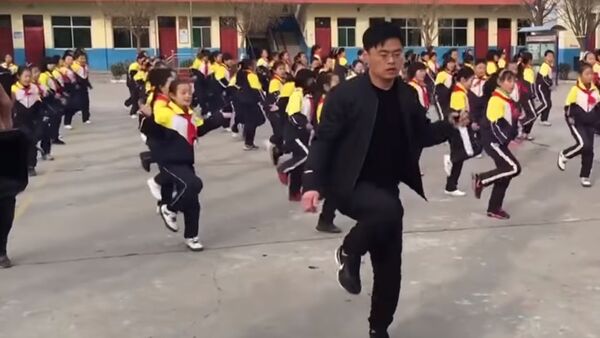 Çin'de öğrencileriyle dans eden okul müdürü - Sputnik Türkiye