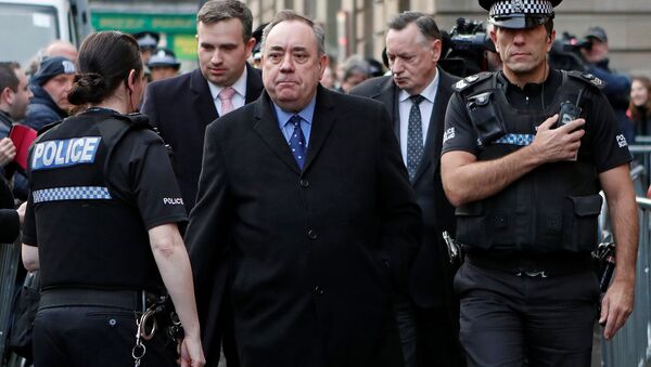 Edinburgh Sheriff Mahkemesi'nden çıkışta Alex Salmond - Sputnik Türkiye