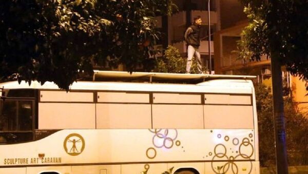 Adana'da bir kişi, midibüsün üzerine çıkıp bağırmaya başlayınca gözaltına alındı: Artist olmak için yaptım - Sputnik Türkiye