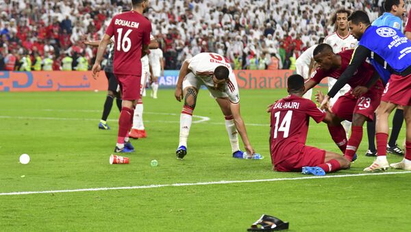 29 January 2019'da Abu Dabi'nin Muhammed Bin Zayed Stadyumu'nda BAE ile Katar arasında oynanan Asya Kupası yarı finali, sık sık sahaya şişe ve terlik atılmasıyla sekteye uğradı. - Sputnik Türkiye