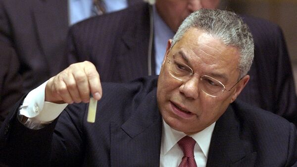 Colin Powell présente une fiole censée contenir de l'anthrax au Conseil de sécurité de lOnu - Sputnik Türkiye