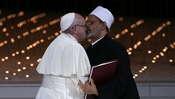 El Ezher Kurumu Şeyhi Ahmed et-Tayyib ile Katoliklerin ruhani lideri ve Vatikan Devlet Başkanı Papa Franciscus - Sputnik Türkiye