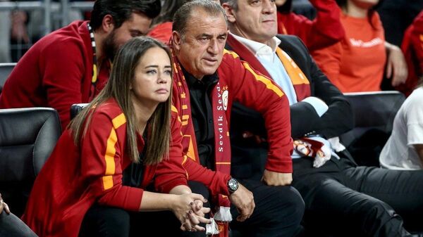 Galatasaray Teknik Direktörü Fatih Terim’in kızı Merve Terim’den, dedesi için kısa bir başsağlığı mesajı yayımlayan Türkiye Futbol Federasyonu’na büyük tepki geldi. - Sputnik Türkiye