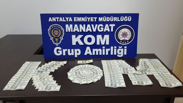 Antalya'nın Manavgat ilçesinde, piyasaya sahte para sürmeye çalıştığı öne sürülen yabancı uyruklu iki şüpheli tutuklandı. - Sputnik Türkiye