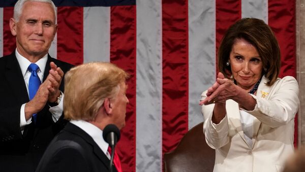 ABD Başkanı Donald Trump 'Birliğin Durumu' konuşmasını noktaladığında, arkasında duran Temsilciler Meclisi Başkanı Nancy Pelosi'nin alkışı ve tebessümü - Sputnik Türkiye