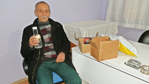 Telefon kazandığını sandı, paketten su şişesi çıktı - Sputnik Türkiye