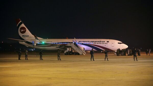 Bangladeş'in başkenti Dakka'dan Dubai'ye giden yolcu uçağı tehdit üzerine acil iniş yaptı. - Sputnik Türkiye