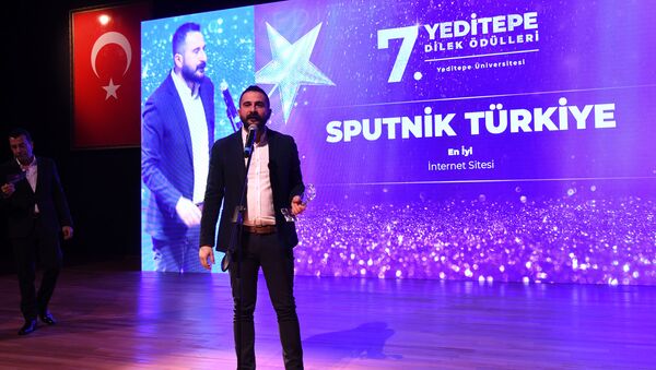 25 bin Yeditepe Üniversitesi öğrencisinin 35 kategoride seçtiği, yılın en iyileri arasında Sputnik Türkiye de yer aldı. Ödülü, Sputnik Türkiye Genel Yayın Yönetmeni Mahir Boztepe aldı. - Sputnik Türkiye