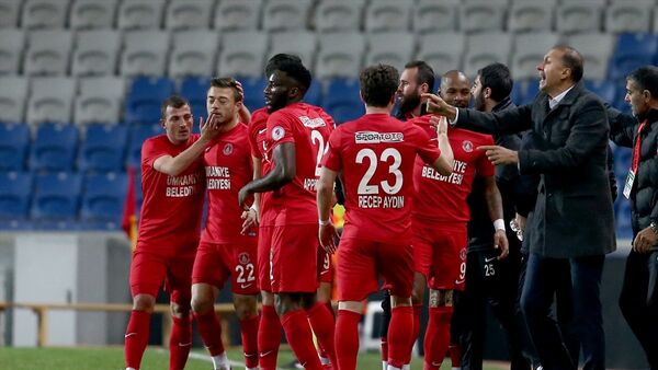 Ziraat Türkiye Kupası çeyrek finalinde 0-0'ın rövanşında Trabzonspor'u 3-1 yenen Ümraniyespor, yarı finale yükseldi. - Sputnik Türkiye