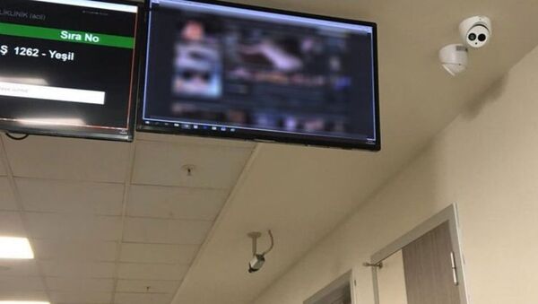 Kocaeli Devlet Hastanesi Acil Servisi bekleme salonunda porno yayını - Sputnik Türkiye
