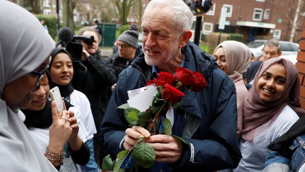Londra'da Finsbury Park Camisi'ni ziyaret eden İşçi Partisi Lideri Jeremy Corbyn - Sputnik Türkiye