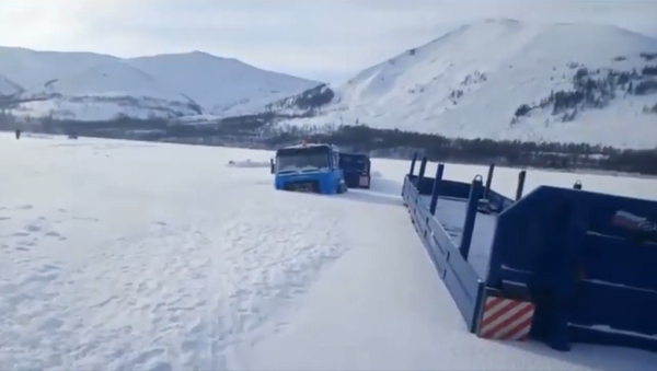 Rusya’da buzda sıkışıp kalan iki kamyon bir aydır çıkarılmayı bekliyor - Sputnik Türkiye