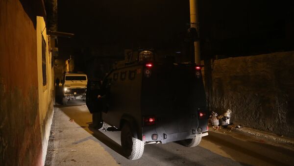Uzun namlulu silah taşıyan maskeli 5 kişi polisi alarma geçirdi - Sputnik Türkiye