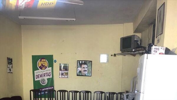 İzmir'de HDP seçim ofisine Abdullah Öcalan fotoğrafı asıldı - Sputnik Türkiye