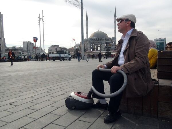 Elektrikli süpürgesiyle sosyal deney yapan Burak Taha isimli bir YouTuber - Sputnik Türkiye