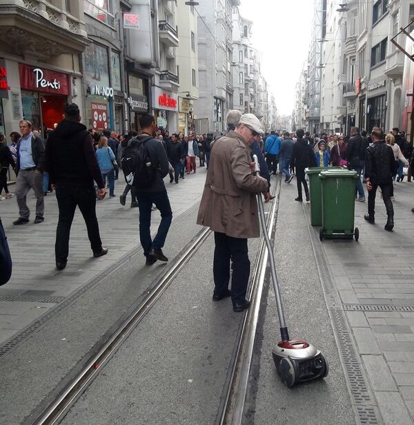 Elektrikli süpürgesiyle sosyal deney yapan Burak Taha isimli bir YouTuber - Sputnik Türkiye