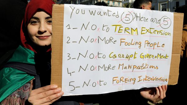Gençlerin başını çektiği Buteflika karşıtı protestolarda halkın taleplerinin sıralandığı pankartlar açılıyor. - Sputnik Türkiye