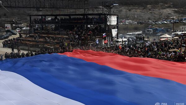 Rusya Rekorlar Kitabına giren en büyük Rus bayrağı Sevastopol yakınlarındaki Gasfort dağında açıldı. - Sputnik Türkiye