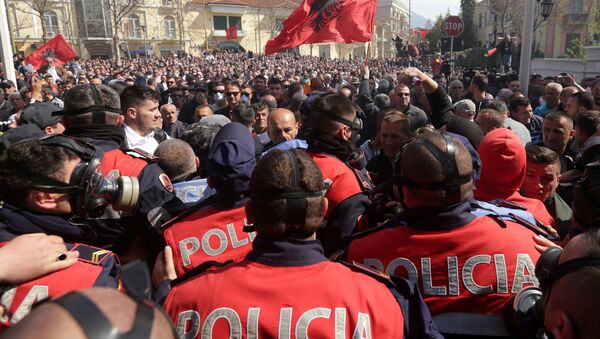 Arnavutluk’ta protestocular ve polis çatıştı - Sputnik Türkiye
