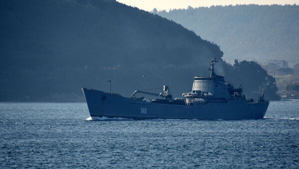 Rus donanmasına ait, 148 borda numaralı Orsk isimli savaş gemisi, Çanakkale Boğazı'ndan geçti. - Sputnik Türkiye