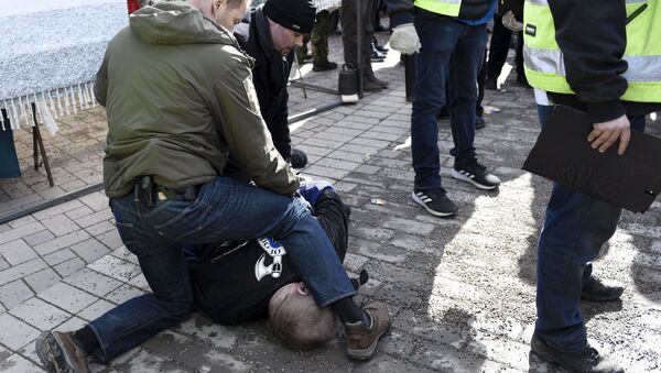 Finlandiya Dışişleri Bakanı Timo Soini'ye saldırmaya çalışan bir kişi polisler tarafından gözaltına alındı. - Sputnik Türkiye