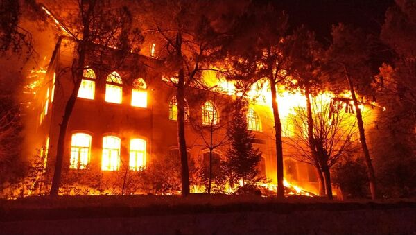 Denizli'nin Çal ilçesinde 1928 yılında tamamlanarak eğitim-öğretime açılan okulda yangın çıktı. - Sputnik Türkiye