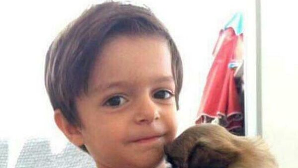 İzmir'de okul servisinde unutulmasının ardından yaşamını yitiren 3 yaşındaki Alperen Sakin - Sputnik Türkiye